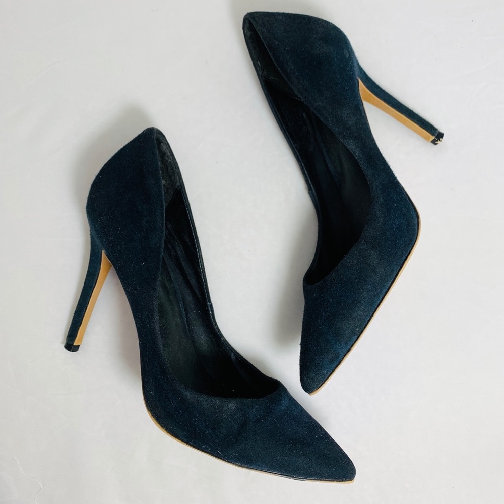 Black/blue pumps